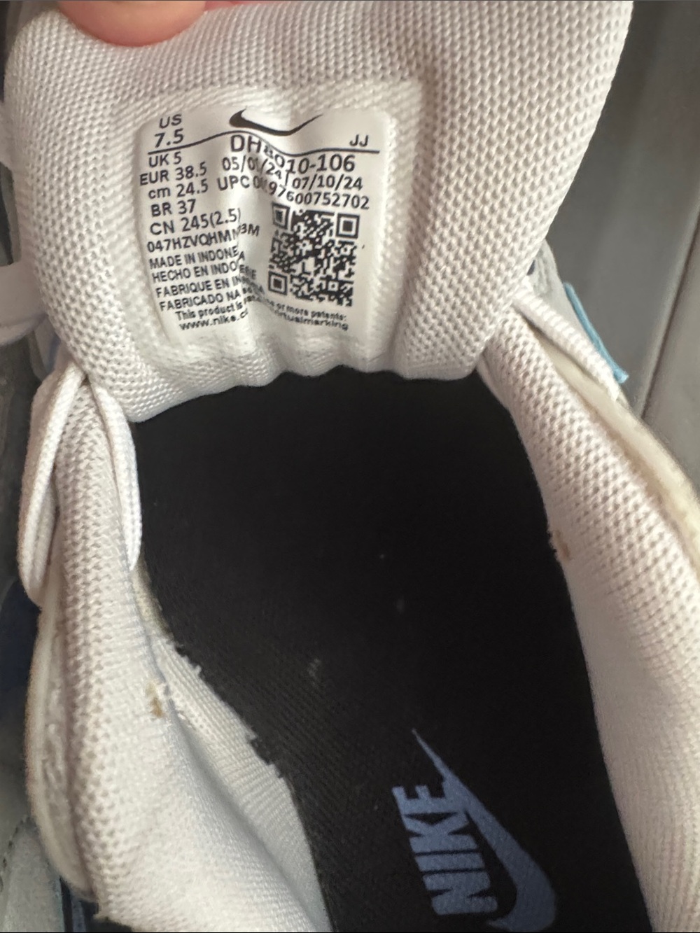 Nike Women’s Air Max Sneakers in White, Light Blue and Black - Picture 5 of 6